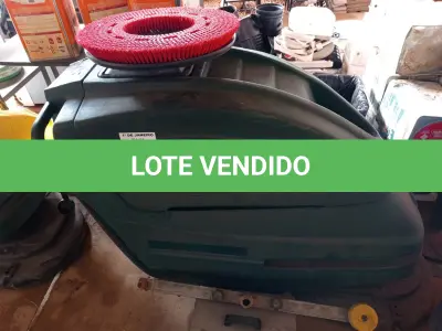 LOTE 470 - 01 LAVADORA DE PISOS INDUSTRIAL COM BATERIAS E CARREGADOR. (NO ESTADO) ATENÇÃO! FAZER A VISITAÇÃO ANTES DE ARREMATAR, NÃO SABEMOS SE FUNCIONA. LEILÃO NÃO TEM GARANTIA E NEM DEVOLUÇÃO, SUJEITO A POSSÍVEIS AVARIAS VISÍVEIS/OCULTAS E/OU AUSÊNCIA DE COMPONENTES.