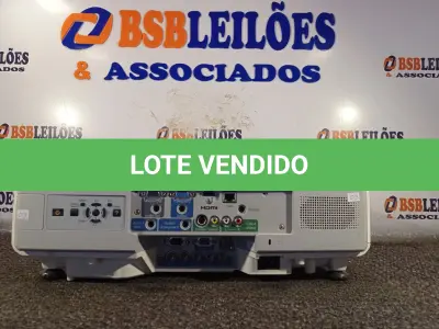 LOTE 035 - 01 PROJETOR MARCA EPSON. (NO ESTADO) ATENÇÃO! FAZER A VISITAÇÃO ANTES DE ARREMATAR, NÃO SABEMOS SE FUNCIONA. LEILÃO NÃO TEM GARANTIA E NEM DEVOLUÇÃO, SUJEITO A POSSÍVEIS AVARIAS VISÍVEIS/OCULTAS E/OU AUSÊNCIA DE COMPONENTES.