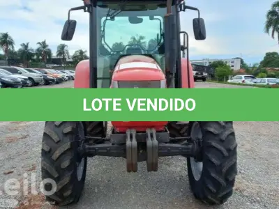 LOTE 563 - 01 TRATOR AGRALE 575 4X4, ANO 2016, AR CONDICIONADO GELANDO, PNEUS BONS, MOTOR MWM 4 CILINDROS, HORIMETRO 3.800 HORAS, FALTA VIDRO DAS 2 PORTAS (NO ESTADO) (RETIRADA EM GOIÂNIA)(AGENDAR VISTORIA EM GOIÂNIA¨. 61-08153-0503 JÚNIOR)