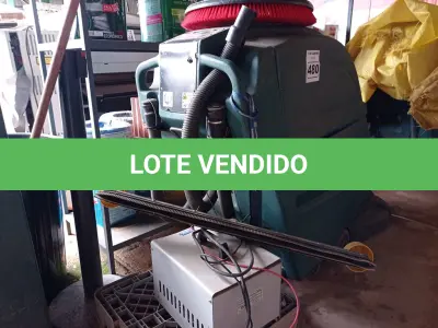 LOTE 480 - 01 LAVADORA DE PISOS INDUSTRIAL COM BATERIAS E CARREGADOR. (NO ESTADO) ATENÇÃO! FAZER A VISITAÇÃO ANTES DE ARREMATAR, NÃO SABEMOS SE FUNCIONA. LEILÃO NÃO TEM GARANTIA E NEM DEVOLUÇÃO, SUJEITO A POSSÍVEIS AVARIAS VISÍVEIS/OCULTAS E/OU AUSÊNCIA DE COMPONENTES.