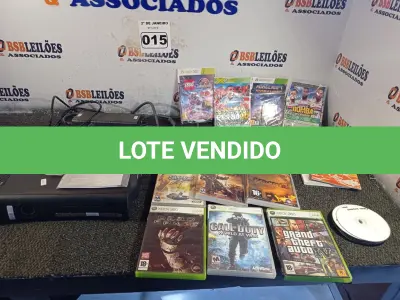 LOTE 015 - 01 XBOX 360 COM FONTE E VARIOS JOGOS. (NO ESTADO) ATENÇÃO! FAZER A VISITAÇÃO ANTES DE ARREMATAR, NÃO SABEMOS SE FUNCIONA. LEILÃO NÃO TEM GARANTIA E NEM DEVOLUÇÃO, SUJEITO A POSSÍVEIS AVARIAS VISÍVEIS/OCULTAS E/OU AUSÊNCIA DE COMPONENTES.
