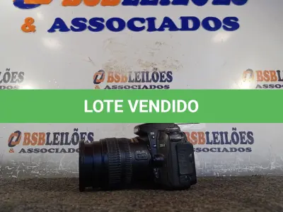 LOTE 029 - 01 MÁQUINA FOTOGRÁFICA MODELO: D90 MARCA NIKON COM BATERIA, CARTÃO DE MEMÓRIA E S/CARREGADOR (NO ESTADO) ATENÇÃO! FAZER A VISITAÇÃO ANTES DE ARREMATAR, NÃO SABEMOS SE FUNCIONA. LEILÃO NÃO TEM GARANTIA E NEM DEVOLUÇÃO, SUJEITO A POSSÍVEIS AVARIAS VISÍVEIS/OCULTAS E/OU AUSÊNCIA DE COMPONENTES.