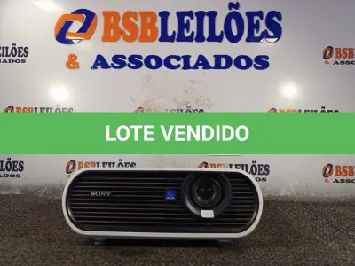 LOTE 042 - 01 PROJETOR MULTIMÍDIA MARCA SONY. (NO ESTADO) ATENÇÃO! FAZER A VISITAÇÃO ANTES DE ARREMATAR, NÃO SABEMOS SE FUNCIONA. LEILÃO NÃO TEM GARANTIA E NEM DEVOLUÇÃO, SUJEITO A POSSÍVEIS AVARIAS VISÍVEIS/OCULTAS E/OU AUSÊNCIA DE COMPONENTES.