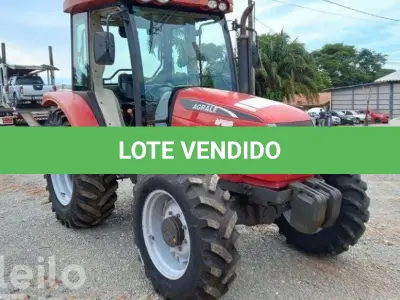 LOTE 563 - 01 TRATOR AGRALE 575 4X4, ANO 2016, AR CONDICIONADO GELANDO, PNEUS BONS, MOTOR MWM 4 CILINDROS, HORIMETRO 3.800 HORAS, FALTA VIDRO DAS 2 PORTAS (NO ESTADO) (RETIRADA EM GOIÂNIA)(AGENDAR VISTORIA EM GOIÂNIA¨. 61-08153-0503 JÚNIOR)