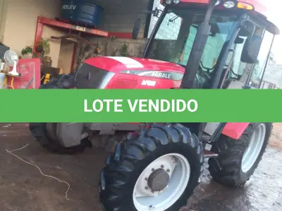 LOTE 563 - 01 TRATOR AGRALE 575 4X4, ANO 2016, AR CONDICIONADO GELANDO, PNEUS BONS, MOTOR MWM 4 CILINDROS, HORIMETRO 3.800 HORAS, FALTA VIDRO DAS 2 PORTAS (NO ESTADO) (RETIRADA EM GOIÂNIA)(AGENDAR VISTORIA EM GOIÂNIA¨. 61-08153-0503 JÚNIOR)