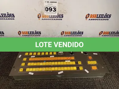 LOTE 093 - 01 MESA DE VÍDEO. (NO ESTADO) ATENÇÃO! FAZER A VISITAÇÃO ANTES DE ARREMATAR, NÃO SABEMOS SE FUNCIONA. LEILÃO NÃO TEM GARANTIA E NEM DEVOLUÇÃO, SUJEITO A POSSÍVEIS AVARIAS VISÍVEIS/OCULTAS E/OU AUSÊNCIA DE COMPONENTES.