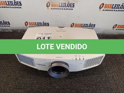 LOTE 011 - 01 PROJETOR MARCA EPSON. (NO ESTADO) ATENÇÃO! FAZER A VISITAÇÃO ANTES DE ARREMATAR, NÃO SABEMOS SE FUNCIONA. LEILÃO NÃO TEM GARANTIA E NEM DEVOLUÇÃO, SUJEITO A POSSÍVEIS AVARIAS VISÍVEIS/OCULTAS E/OU AUSÊNCIA DE COMPONENTES.