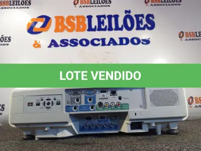 LOTE 011 - 01 PROJETOR MARCA EPSON. (NO ESTADO) ATENÇÃO! FAZER A VISITAÇÃO ANTES DE ARREMATAR, NÃO SABEMOS SE FUNCIONA. LEILÃO NÃO TEM GARANTIA E NEM DEVOLUÇÃO, SUJEITO A POSSÍVEIS AVARIAS VISÍVEIS/OCULTAS E/OU AUSÊNCIA DE COMPONENTES.