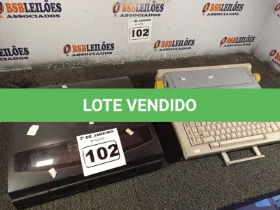LOTE 102 - 01 MÁQUINA DE ESCREVER OLIVETTI PERSONAL 55 E 01 TOCA DISCOS AVANTI. (NO ESTADO) ATENÇÃO! FAZER A VISITAÇÃO ANTES DE ARREMATAR, NÃO SABEMOS SE FUNCIONA. LEILÃO NÃO TEM GARANTIA E NEM DEVOLUÇÃO, SUJEITO A POSSÍVEIS AVARIAS VISÍVEIS/OCULTAS E/OU AUSÊNCIA DE COMPONENTES.