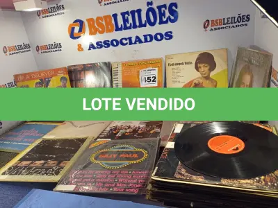LOTE 452 - 01 LOTE COM DIVERSOS DISCOS DE VINIL. (NO ESTADO) ATENÇÃO! FAZER A VISITAÇÃO ANTES DE ARREMATAR, NÃO SABEMOS SE FUNCIONA. LEILÃO NÃO TEM GARANTIA E NEM DEVOLUÇÃO, SUJEITO A POSSÍVEIS AVARIAS VISÍVEIS/OCULTAS E/OU AUSÊNCIA DE COMPONENTES.