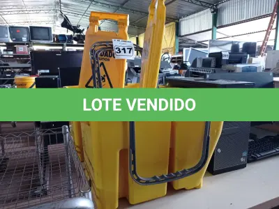 LOTE 317 - 02 BALDES DE LIMPEZA COM RODINHAS E PLACAS DE SINALIZAÇÃO. (NO ESTADO) ATENÇÃO! FAZER A VISITAÇÃO ANTES DE ARREMATAR, NÃO SABEMOS SE FUNCIONA. LEILÃO NÃO TEM GARANTIA E NEM DEVOLUÇÃO, SUJEITO A POSSÍVEIS AVARIAS VISÍVEIS/OCULTAS E/OU AUSÊNCIA DE COMPONENTES.