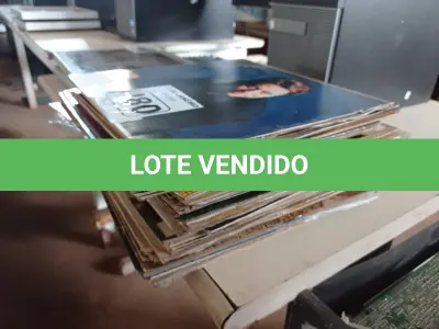 LOTE 480 - 01 LOTE COM DIVERSOS DISCOS DE VINIL. (NO ESTADO) ATENÇÃO! FAZER A VISITAÇÃO ANTES DE ARREMATAR, NÃO SABEMOS SE FUNCIONA. LEILÃO NÃO TEM GARANTIA E NEM DEVOLUÇÃO, SUJEITO A POSSÍVEIS AVARIAS VISÍVEIS/OCULTAS E/OU AUSÊNCIA DE COMPONENTES.