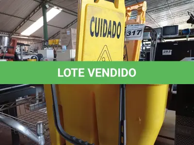 LOTE 317 - 02 BALDES DE LIMPEZA COM RODINHAS E PLACAS DE SINALIZAÇÃO. (NO ESTADO) ATENÇÃO! FAZER A VISITAÇÃO ANTES DE ARREMATAR, NÃO SABEMOS SE FUNCIONA. LEILÃO NÃO TEM GARANTIA E NEM DEVOLUÇÃO, SUJEITO A POSSÍVEIS AVARIAS VISÍVEIS/OCULTAS E/OU AUSÊNCIA DE COMPONENTES.