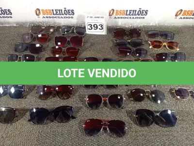 LOTE 393 - 01 LOTE COM APROXIMADAMENTE 30 ÓCULOS DE SOL DE DIVERSOS MODELOS. (NO ESTADO) ATENÇÃO! FAZER A VISITAÇÃO ANTES DE ARREMATAR, NÃO SABEMOS SE FUNCIONA. LEILÃO NÃO TEM GARANTIA E NEM DEVOLUÇÃO, SUJEITO A POSSÍVEIS AVARIAS VISÍVEIS/OCULTAS E/OU AUSÊNCIA DE COMPONENTES.