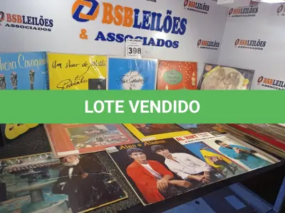 LOTE 398 - 01 LOTE COM DIVERSOS DISCOS DE VINIL. (NO ESTADO) ATENÇÃO! FAZER A VISITAÇÃO ANTES DE ARREMATAR, NÃO SABEMOS SE FUNCIONA. LEILÃO NÃO TEM GARANTIA E NEM DEVOLUÇÃO, SUJEITO A POSSÍVEIS AVARIAS VISÍVEIS/OCULTAS E/OU AUSÊNCIA DE COMPONENTES.