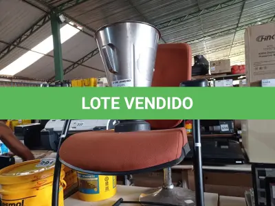 LOTE 289 -  01 CADEIRA PÉ FIXO, 01 COPO PARA LIQUIDIFICADOR INDUSTRIAL EM INOX E 01 BANQUETA. (NO ESTADO) ATENÇÃO! FAZER A VISITAÇÃO ANTES DE ARREMATAR, NÃO SABEMOS SE FUNCIONA. LEILÃO NÃO TEM GARANTIA E NEM DEVOLUÇÃO, SUJEITO A POSSÍVEIS AVARIAS VISÍVEIS/OCULTAS E/OU AUSÊNCIA DE COMPONENTES.