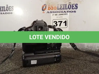 LOTE 371 - 01 CÂMERA FOTOGRÁFICA DIGITAL CANON  COM BATERIA  BG-E5 EOS SEM O CORPO (LENTE). (NO ESTADO) ATENÇÃO! FAZER A VISITAÇÃO ANTES DE ARREMATAR, NÃO SABEMOS SE FUNCIONA. LEILÃO NÃO TEM GARANTIA E NEM DEVOLUÇÃO, SUJEITO A POSSÍVEIS AVARIAS VISÍVEIS/OCULTAS E/OU AUSÊNCIA DE COMPONENTES.