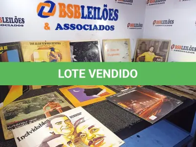 LOTE 451 - 01 LOTE COM DIVERSOS DISCOS DE VINIL. (NO ESTADO) ATENÇÃO! FAZER A VISITAÇÃO ANTES DE ARREMATAR, NÃO SABEMOS SE FUNCIONA. LEILÃO NÃO TEM GARANTIA E NEM DEVOLUÇÃO, SUJEITO A POSSÍVEIS AVARIAS VISÍVEIS/OCULTAS E/OU AUSÊNCIA DE COMPONENTES.
