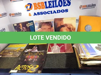 LOTE 461 - 01 LOTE COM DIVERSOS DISCOS DE VINIL. (NO ESTADO) ATENÇÃO! FAZER A VISITAÇÃO ANTES DE ARREMATAR, NÃO SABEMOS SE FUNCIONA. LEILÃO NÃO TEM GARANTIA E NEM DEVOLUÇÃO, SUJEITO A POSSÍVEIS AVARIAS VISÍVEIS/OCULTAS E/OU AUSÊNCIA DE COMPONENTES.