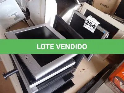 LOTE 254 - 08 MONITORES MARCAS E MODELOS DIVERSOS PARA RETIRADA DE PEÇAS. (NO ESTADO) ATENÇÃO! FAZER A VISITAÇÃO ANTES DE ARREMATAR, NÃO SABEMOS SE FUNCIONA. LEILÃO NÃO TEM GARANTIA E NEM DEVOLUÇÃO, SUJEITO A POSSÍVEIS AVARIAS VISÍVEIS/OCULTAS E/OU AUSÊNCIA DE COMPONENTES.