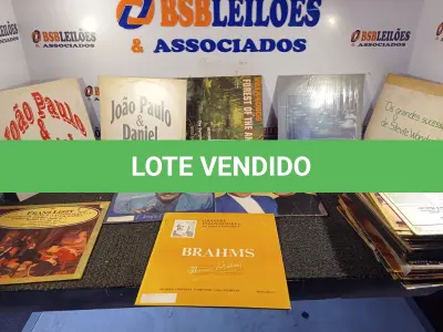 LOTE 460 - 01 LOTE COM DIVERSOS DISCOS DE VINIL. (NO ESTADO) ATENÇÃO! FAZER A VISITAÇÃO ANTES DE ARREMATAR, NÃO SABEMOS SE FUNCIONA. LEILÃO NÃO TEM GARANTIA E NEM DEVOLUÇÃO, SUJEITO A POSSÍVEIS AVARIAS VISÍVEIS/OCULTAS E/OU AUSÊNCIA DE COMPONENTES.