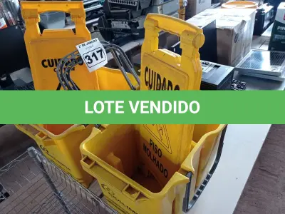 LOTE 317 - 02 BALDES DE LIMPEZA COM RODINHAS E PLACAS DE SINALIZAÇÃO. (NO ESTADO) ATENÇÃO! FAZER A VISITAÇÃO ANTES DE ARREMATAR, NÃO SABEMOS SE FUNCIONA. LEILÃO NÃO TEM GARANTIA E NEM DEVOLUÇÃO, SUJEITO A POSSÍVEIS AVARIAS VISÍVEIS/OCULTAS E/OU AUSÊNCIA DE COMPONENTES.