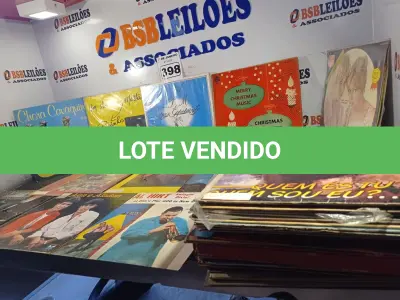 LOTE 398 - 01 LOTE COM DIVERSOS DISCOS DE VINIL. (NO ESTADO) ATENÇÃO! FAZER A VISITAÇÃO ANTES DE ARREMATAR, NÃO SABEMOS SE FUNCIONA. LEILÃO NÃO TEM GARANTIA E NEM DEVOLUÇÃO, SUJEITO A POSSÍVEIS AVARIAS VISÍVEIS/OCULTAS E/OU AUSÊNCIA DE COMPONENTES.