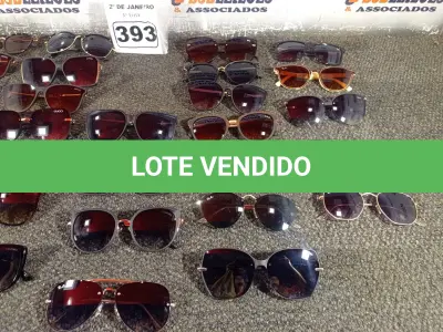 LOTE 393 - 01 LOTE COM APROXIMADAMENTE 30 ÓCULOS DE SOL DE DIVERSOS MODELOS. (NO ESTADO) ATENÇÃO! FAZER A VISITAÇÃO ANTES DE ARREMATAR, NÃO SABEMOS SE FUNCIONA. LEILÃO NÃO TEM GARANTIA E NEM DEVOLUÇÃO, SUJEITO A POSSÍVEIS AVARIAS VISÍVEIS/OCULTAS E/OU AUSÊNCIA DE COMPONENTES.