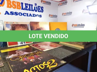 LOTE 461 - 01 LOTE COM DIVERSOS DISCOS DE VINIL. (NO ESTADO) ATENÇÃO! FAZER A VISITAÇÃO ANTES DE ARREMATAR, NÃO SABEMOS SE FUNCIONA. LEILÃO NÃO TEM GARANTIA E NEM DEVOLUÇÃO, SUJEITO A POSSÍVEIS AVARIAS VISÍVEIS/OCULTAS E/OU AUSÊNCIA DE COMPONENTES.
