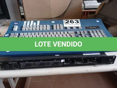 LOTE 263 - 01 MESA DE VÍDEO 02 APARELHOS ELETRÔNICOS. (NO ESTADO) ATENÇÃO! FAZER A VISITAÇÃO ANTES DE ARREMATAR, NÃO SABEMOS SE FUNCIONA. LEILÃO NÃO TEM GARANTIA E NEM DEVOLUÇÃO, SUJEITO A POSSÍVEIS AVARIAS VISÍVEIS/OCULTAS E/OU AUSÊNCIA DE COMPONENTES.