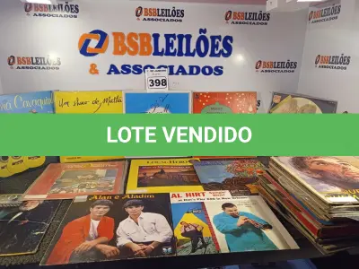 LOTE 398 - 01 LOTE COM DIVERSOS DISCOS DE VINIL. (NO ESTADO) ATENÇÃO! FAZER A VISITAÇÃO ANTES DE ARREMATAR, NÃO SABEMOS SE FUNCIONA. LEILÃO NÃO TEM GARANTIA E NEM DEVOLUÇÃO, SUJEITO A POSSÍVEIS AVARIAS VISÍVEIS/OCULTAS E/OU AUSÊNCIA DE COMPONENTES.