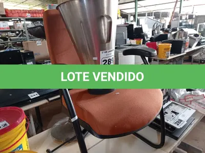 LOTE 289 -  01 CADEIRA PÉ FIXO, 01 COPO PARA LIQUIDIFICADOR INDUSTRIAL EM INOX E 01 BANQUETA. (NO ESTADO) ATENÇÃO! FAZER A VISITAÇÃO ANTES DE ARREMATAR, NÃO SABEMOS SE FUNCIONA. LEILÃO NÃO TEM GARANTIA E NEM DEVOLUÇÃO, SUJEITO A POSSÍVEIS AVARIAS VISÍVEIS/OCULTAS E/OU AUSÊNCIA DE COMPONENTES.