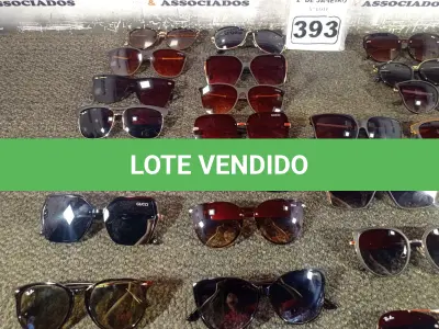 LOTE 393 - 01 LOTE COM APROXIMADAMENTE 30 ÓCULOS DE SOL DE DIVERSOS MODELOS. (NO ESTADO) ATENÇÃO! FAZER A VISITAÇÃO ANTES DE ARREMATAR, NÃO SABEMOS SE FUNCIONA. LEILÃO NÃO TEM GARANTIA E NEM DEVOLUÇÃO, SUJEITO A POSSÍVEIS AVARIAS VISÍVEIS/OCULTAS E/OU AUSÊNCIA DE COMPONENTES.