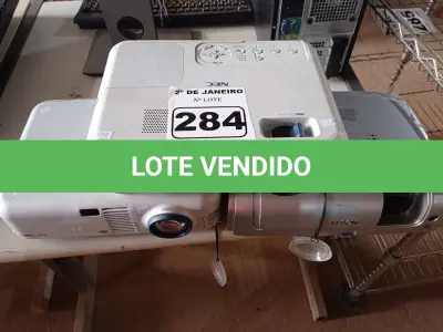 LOTE 284 - 03 PROJETORES MULTIMÍDIA PARA RETIRADA DE PEÇAS. (NO ESTADO) ATENÇÃO! FAZER A VISITAÇÃO ANTES DE ARREMATAR, NÃO SABEMOS SE FUNCIONA. LEILÃO NÃO TEM GARANTIA E NEM DEVOLUÇÃO, SUJEITO A POSSÍVEIS AVARIAS VISÍVEIS/OCULTAS E/OU AUSÊNCIA DE COMPONENTES.