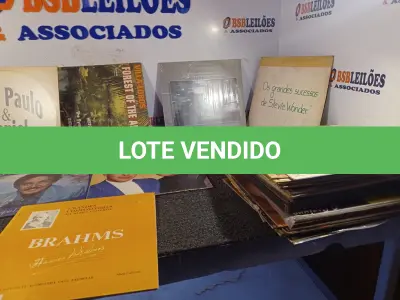 LOTE 460 - 01 LOTE COM DIVERSOS DISCOS DE VINIL. (NO ESTADO) ATENÇÃO! FAZER A VISITAÇÃO ANTES DE ARREMATAR, NÃO SABEMOS SE FUNCIONA. LEILÃO NÃO TEM GARANTIA E NEM DEVOLUÇÃO, SUJEITO A POSSÍVEIS AVARIAS VISÍVEIS/OCULTAS E/OU AUSÊNCIA DE COMPONENTES.