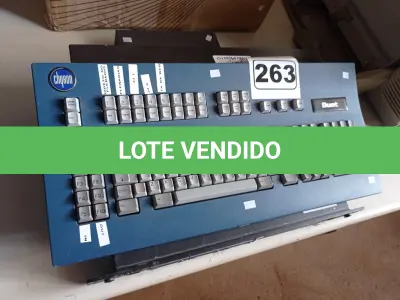 LOTE 263 - 01 MESA DE VÍDEO 02 APARELHOS ELETRÔNICOS. (NO ESTADO) ATENÇÃO! FAZER A VISITAÇÃO ANTES DE ARREMATAR, NÃO SABEMOS SE FUNCIONA. LEILÃO NÃO TEM GARANTIA E NEM DEVOLUÇÃO, SUJEITO A POSSÍVEIS AVARIAS VISÍVEIS/OCULTAS E/OU AUSÊNCIA DE COMPONENTES.