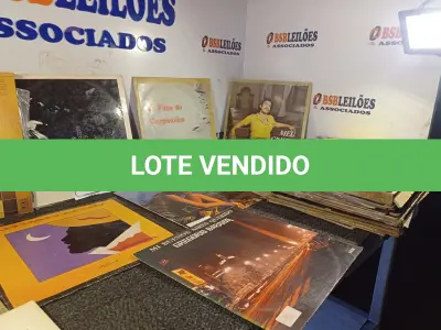 LOTE 451 - 01 LOTE COM DIVERSOS DISCOS DE VINIL. (NO ESTADO) ATENÇÃO! FAZER A VISITAÇÃO ANTES DE ARREMATAR, NÃO SABEMOS SE FUNCIONA. LEILÃO NÃO TEM GARANTIA E NEM DEVOLUÇÃO, SUJEITO A POSSÍVEIS AVARIAS VISÍVEIS/OCULTAS E/OU AUSÊNCIA DE COMPONENTES.