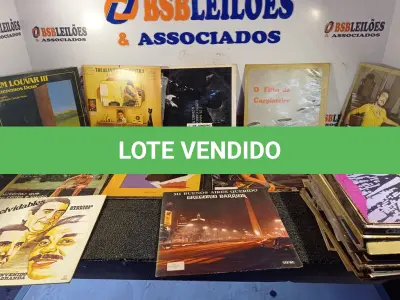 LOTE 451 - 01 LOTE COM DIVERSOS DISCOS DE VINIL. (NO ESTADO) ATENÇÃO! FAZER A VISITAÇÃO ANTES DE ARREMATAR, NÃO SABEMOS SE FUNCIONA. LEILÃO NÃO TEM GARANTIA E NEM DEVOLUÇÃO, SUJEITO A POSSÍVEIS AVARIAS VISÍVEIS/OCULTAS E/OU AUSÊNCIA DE COMPONENTES.