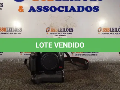 LOTE 371 - 01 CÂMERA FOTOGRÁFICA DIGITAL CANON  COM BATERIA  BG-E5 EOS SEM O CORPO (LENTE). (NO ESTADO) ATENÇÃO! FAZER A VISITAÇÃO ANTES DE ARREMATAR, NÃO SABEMOS SE FUNCIONA. LEILÃO NÃO TEM GARANTIA E NEM DEVOLUÇÃO, SUJEITO A POSSÍVEIS AVARIAS VISÍVEIS/OCULTAS E/OU AUSÊNCIA DE COMPONENTES.