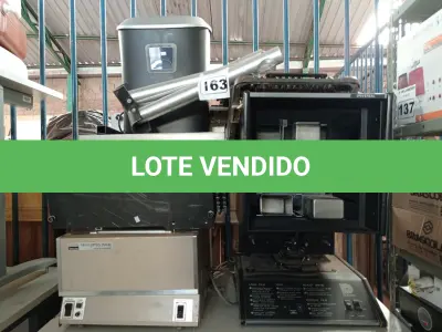 LOTE 163 - 01 LOTE COM DIVERSAS SUCATAS DE ELETRÔNICOS, 01 CORTADOR E 01 FRAGMENTADORA DE PAPEL. (NO ESTADO) ATENÇÃO! FAZER A VISITAÇÃO ANTES DE ARREMATAR, NÃO SABEMOS SE FUNCIONA. LEILÃO NÃO TEM GARANTIA E NEM DEVOLUÇÃO, SUJEITO A POSSÍVEIS AVARIAS VISÍVEIS/OCULTAS E/OU AUSÊNCIA DE COMPONENTES.