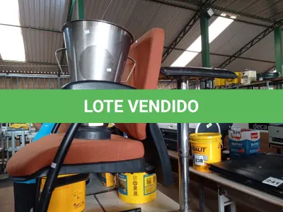 LOTE 289 -  01 CADEIRA PÉ FIXO, 01 COPO PARA LIQUIDIFICADOR INDUSTRIAL EM INOX E 01 BANQUETA. (NO ESTADO) ATENÇÃO! FAZER A VISITAÇÃO ANTES DE ARREMATAR, NÃO SABEMOS SE FUNCIONA. LEILÃO NÃO TEM GARANTIA E NEM DEVOLUÇÃO, SUJEITO A POSSÍVEIS AVARIAS VISÍVEIS/OCULTAS E/OU AUSÊNCIA DE COMPONENTES.