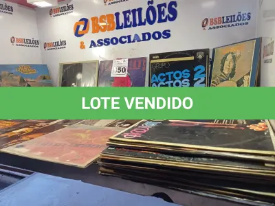 LOTE 450 - 01 LOTE COM DIVERSOS DISCOS DE VINIL. (NO ESTADO) ATENÇÃO! FAZER A VISITAÇÃO ANTES DE ARREMATAR, NÃO SABEMOS SE FUNCIONA. LEILÃO NÃO TEM GARANTIA E NEM DEVOLUÇÃO, SUJEITO A POSSÍVEIS AVARIAS VISÍVEIS/OCULTAS E/OU AUSÊNCIA DE COMPONENTES.