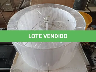 LOTE 314 - 01 LUMINÁRIA DE TETO NA COR BRANCA. (NO ESTADO) ATENÇÃO! FAZER A VISITAÇÃO ANTES DE ARREMATAR, NÃO SABEMOS SE FUNCIONA. LEILÃO NÃO TEM GARANTIA E NEM DEVOLUÇÃO, SUJEITO A POSSÍVEIS AVARIAS VISÍVEIS/OCULTAS E/OU AUSÊNCIA DE COMPONENTES.