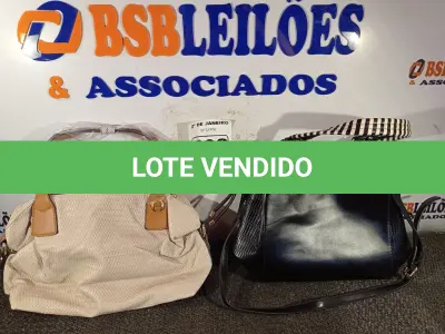 LOTE 402 - 02 BOLSAS FEMININAS. (NO ESTADO) ATENÇÃO! FAZER A VISITAÇÃO ANTES DE ARREMATAR, NÃO SABEMOS SE FUNCIONA. LEILÃO NÃO TEM GARANTIA E NEM DEVOLUÇÃO, SUJEITO A POSSÍVEIS AVARIAS VISÍVEIS/OCULTAS E/OU AUSÊNCIA DE COMPONENTES.