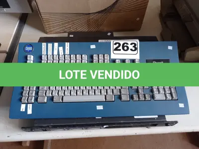 LOTE 263 - 01 MESA DE VÍDEO 02 APARELHOS ELETRÔNICOS. (NO ESTADO) ATENÇÃO! FAZER A VISITAÇÃO ANTES DE ARREMATAR, NÃO SABEMOS SE FUNCIONA. LEILÃO NÃO TEM GARANTIA E NEM DEVOLUÇÃO, SUJEITO A POSSÍVEIS AVARIAS VISÍVEIS/OCULTAS E/OU AUSÊNCIA DE COMPONENTES.