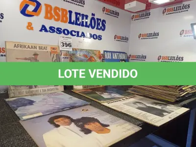 LOTE 396 - 01 LOTE COM DIVERSOS DISCOS DE VINIL. (NO ESTADO) ATENÇÃO! FAZER A VISITAÇÃO ANTES DE ARREMATAR, NÃO SABEMOS SE FUNCIONA. LEILÃO NÃO TEM GARANTIA E NEM DEVOLUÇÃO, SUJEITO A POSSÍVEIS AVARIAS VISÍVEIS/OCULTAS E/OU AUSÊNCIA DE COMPONENTES.