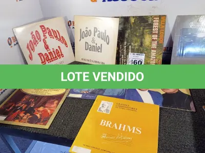 LOTE 460 - 01 LOTE COM DIVERSOS DISCOS DE VINIL. (NO ESTADO) ATENÇÃO! FAZER A VISITAÇÃO ANTES DE ARREMATAR, NÃO SABEMOS SE FUNCIONA. LEILÃO NÃO TEM GARANTIA E NEM DEVOLUÇÃO, SUJEITO A POSSÍVEIS AVARIAS VISÍVEIS/OCULTAS E/OU AUSÊNCIA DE COMPONENTES.