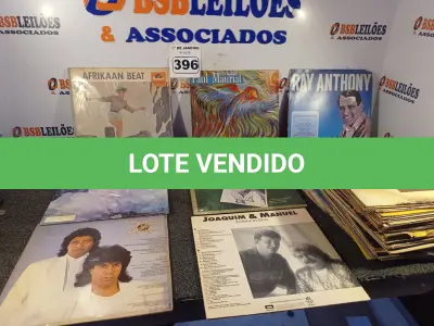 LOTE 396 - 01 LOTE COM DIVERSOS DISCOS DE VINIL. (NO ESTADO) ATENÇÃO! FAZER A VISITAÇÃO ANTES DE ARREMATAR, NÃO SABEMOS SE FUNCIONA. LEILÃO NÃO TEM GARANTIA E NEM DEVOLUÇÃO, SUJEITO A POSSÍVEIS AVARIAS VISÍVEIS/OCULTAS E/OU AUSÊNCIA DE COMPONENTES.