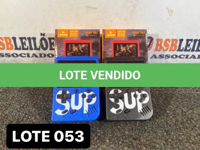 LOTE 053 - 02 VIDEOGAMES PORTATEIS RETRO COM INUMEROS JOGOS ( NOVO ) ( NO ESTADO )