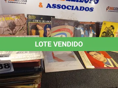 LOTE 388 - 01 LOTE COM DIVERSOS DISCOS DE VINIL. (NO ESTADO) ATENÇÃO! FAZER A VISITAÇÃO ANTES DE ARREMATAR, NÃO SABEMOS SE FUNCIONA. LEILÃO NÃO TEM GARANTIA E NEM DEVOLUÇÃO, SUJEITO A POSSÍVEIS AVARIAS VISÍVEIS/OCULTAS E/OU AUSÊNCIA DE COMPONENTES.